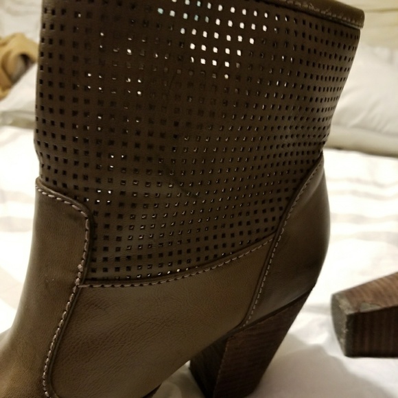 Report Olive green/tan boots🎊💌🌼 - Picture 4 of 7